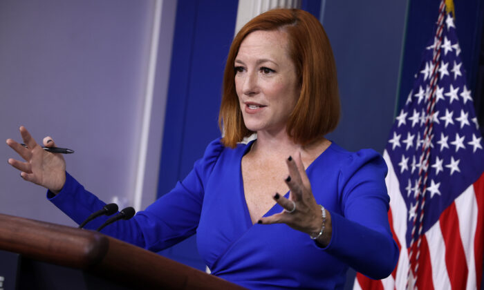 La secretaria de prensa de la Casa Blanca, Jen Psaki, atiende a los periodistas durante la rueda de prensa diaria en la Sala de Prensa Brady de la Casa Blanca, en Washington, D.C., el 27 de octubre de 2021. (Chip Somodevilla/Getty Images)