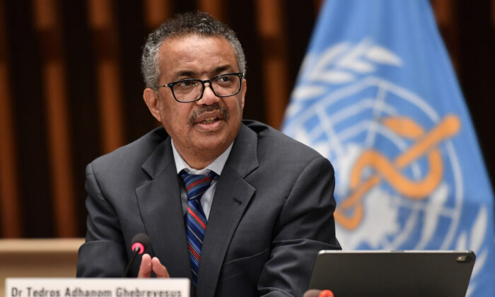 El director general de la Organización Mundial de la Salud, Tedros Adhanom Ghebreyesus, asiste a una conferencia de prensa en la sede de la OMS en Ginebra el 3 de julio de 2020. (Fabrice Coffrini/Pool/AFP vía Getty Images)