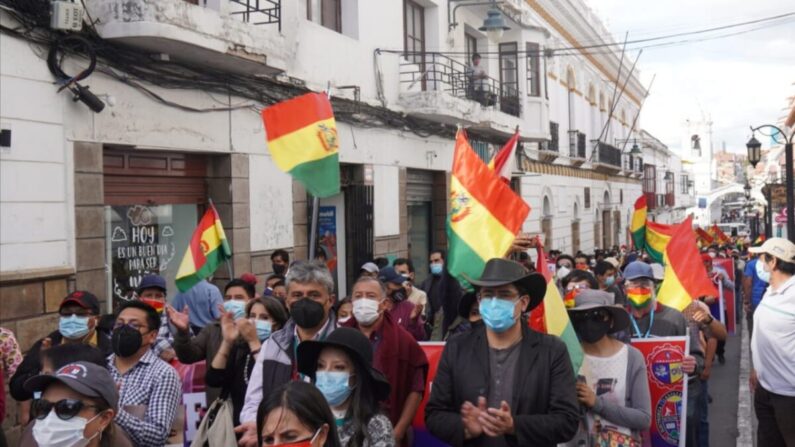 Manifestantes marchan en las calles de Sucre el 12 de noviembre de 2021 (Autumn Spredemann / The Epoch Times)