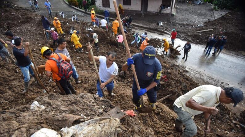 Fotografía de archivo, en la que se registró el proceso de rescate de más de diez desaparecidos bajo un alud de tierra en Rosas (Cauca, Colombia). EFE/Ernesto Guzmán