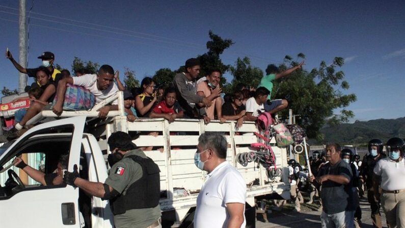 Personal de la Guardia Nacional detiene el avance de migrantes quienes avanzan en una caravana rumbo a la Ciudad de México, el 5 de noviembre de 2021, en el municipio de Tonala, estado de Chiapas (México). EFE/ Juan Manuel Blanco