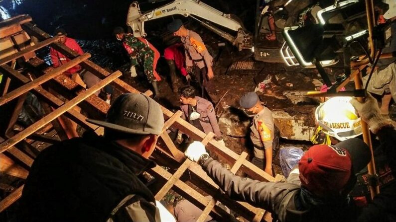 Una foto distribuida por la Junta Regional de Gestión de Desastres de Batu (BPBD) muestra a los rescatistas buscando víctimas de una inundación repentina en Batu, Java Oriental, Indonesia, el 4 de noviembre de 2021. EFE/EPA/BPBD Batu