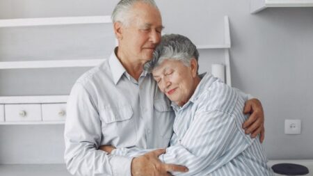 Emotivo reencuentro de pareja de abuelitos después de 100 días separados