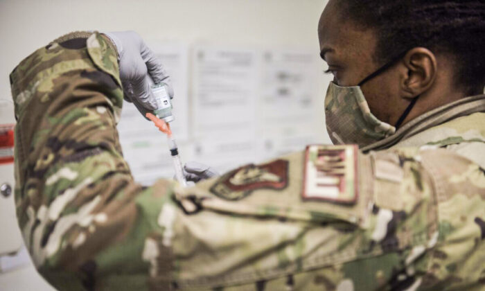 Una sargento de la Fuerza Aérea de Estados Unidos se prepara para administrar una vacuna anti-COVID, en la Base Aérea de Kunsan, en Kunsan, Corea del Sur. (Fuerzas de Estados Unidos en Corea a través de Getty Images)