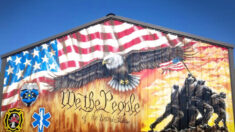 Artista pinta enorme «mural de un homenaje» patriótico con la bandera izada en Iwo Jima y un águila