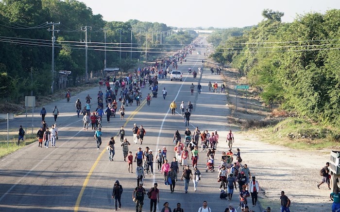 Migrantes centroamericanos caminan en caravana este martes, en el municipio de San Pedro Tapanatepec, en el estado de Oaxaca (México). EFE/Daniel Ricardez