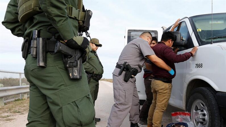 Fotografía de archivo de algunos guardias estadounidenses que detienen a inmigrantes mexicanos que trataban de pasar la frontera de Estados Unidos de forma ilegal. EFE/Erik S. Lesser