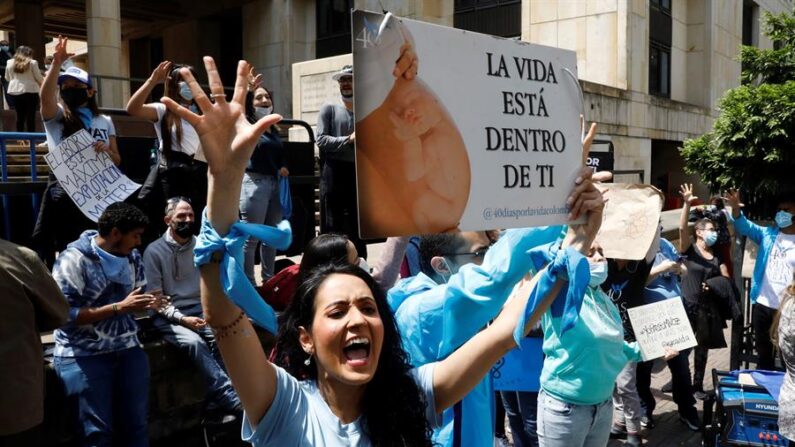 Manifestantes provida participan de una protesta en contra de la despenalización del aborto, frente a la sede de la Corte Constitucional hoy en Bogotá (Colombia). (EFE/ Carlos Ortega)