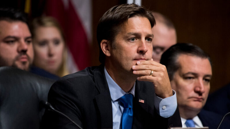 El senador Ben Sasse (R-Neb.) escucha mientras la doctora Christine Blasey Ford testifica durante la audiencia del Comité Judicial del Senado sobre la nominación de Brett Kavanaugh para ser juez asociado de la Corte Suprema de Estados Unidos en Washington el 27 de septiembre de 2018. (Tom Williams/AFP vía Getty Images)