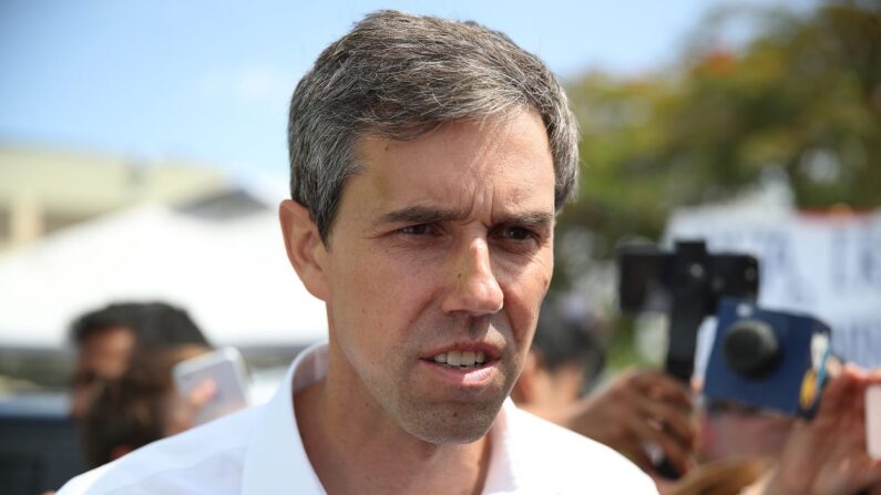 El entonces candidato presidencial demócrata, el exrepresentante Beto O'Rourke (D-Texas), habla con los medios de comunicación mientras visita el exterior de un centro de detención para niños migrantes, en Homestead, Florida, el 27 de junio de 2019. (Joe Raedle/Getty Images)