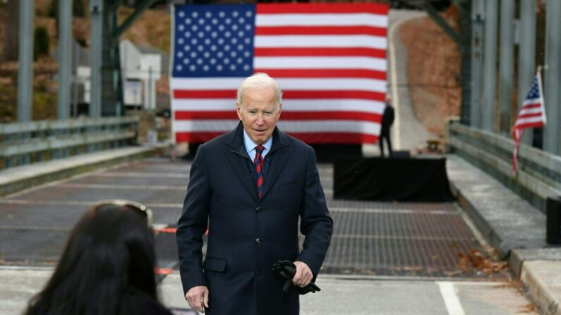 El presidente Joe Biden saluda a los invitados después de hablar sobre infraestructura en el puente NH 175 sobre el río Pemigewasset en Woodstock, N.H., el 16 de noviembre de 2021. (Mandel Ngan/AFP vía Getty Images)