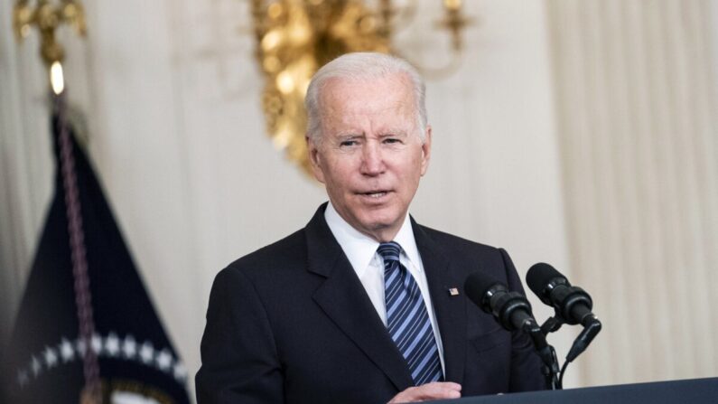 El presidente Joe Biden pronuncia un discurso sobre los informes de empleo de octubre en el Comedor de Estado de la Casa Blanca en Washington el 5 de noviembre de 2021. (Sarah Silbiger/Getty Images)