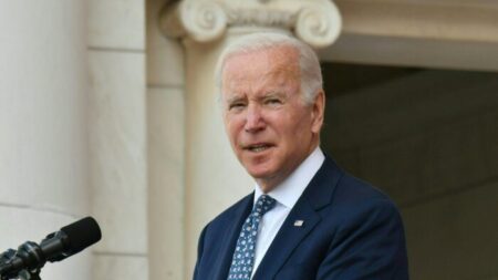 Grupo vinculado a Trump es el último en presentar demanda contra la orden de vacunación de Biden