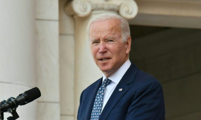 El presidente de EE. UU. Joe Biden habla durante un evento para conmemorar el Día de los Veteranos en Arlington (Virginia) el 11 de noviembre de 2021. (Nicholas Kamm/AFP vía Getty Images)