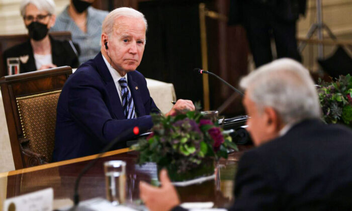 El presidente Joe Biden escucha mientras el presidente mexicano Andrés Manuel López Obrador habla durante una cumbre en la Casa Blanca el 18 de noviembre de 2021. (Alex Wong/Getty Images)