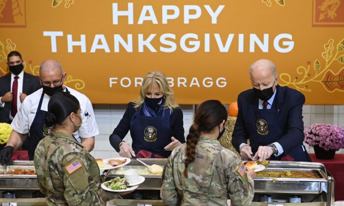 El presidente Joe Biden y la primera dama Jill Biden sirven comida a los soldados con motivo de la próxima festividad de Acción de Gracias en Fort Bragg, Carolina del Norte, el 22 de noviembre de 2021. (Brendan Smialowski/AFP vía Getty Images)