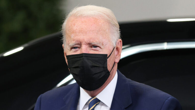 El presidente Joe Biden es visto a su llegada a una cumbre sobre el clima en el Reino Unido el 1 de noviembre de 2021. (Adrian Dennis/Pool/Getty Images)