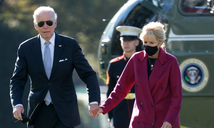 El presidente Joe Biden y la primera dama, Jill Biden, regresan a la Casa Blanca en Washington, el 8 de noviembre de 2021. (Win McNamee/Getty Images)