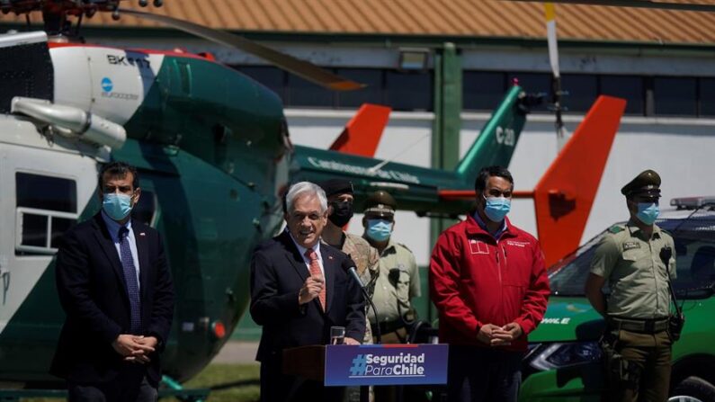 El presidente de Chile, Sebastián Piñera (c), habla durante una rueda de prensa en la región del Biobío, el 26 de octubre de 2021, en Concepción (Chile). EFE/Marcelo Segura/Presidencia de Chile