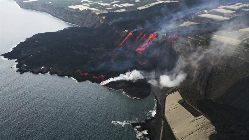 La lava expulsada desde Cumbre Vieja avanza sobre la Playa de los Guirres en foto reciente. EFE/Jesús Diges