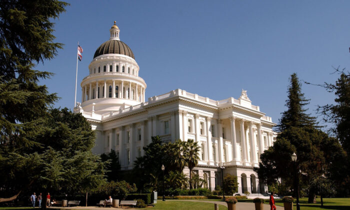 Edificio del Capitolio del estado de California, en el centro de Sacramento, el 9 de octubre de 2003. (David Paul Morris/Getty Images)