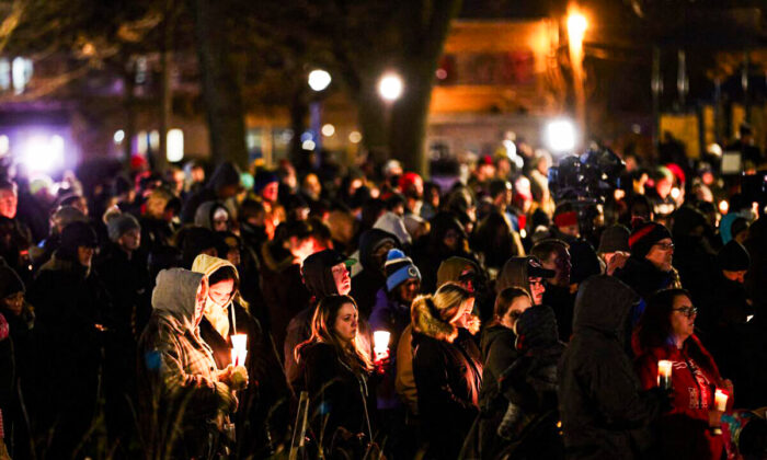 Vigilia con velas en Cutler Park en Waukesha, Wisconsin, el 22 de noviembre de 2021. (Mustafa Hussain/AFP vía Getty Images)