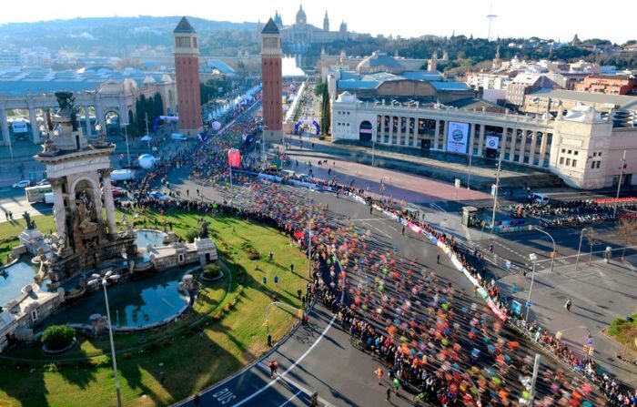 Los participantes corren en la salida del maratón de Barcelona 2019, en Barcelona, el 10 de marzo de 2019. (LLUIS GENE/AFP vía Getty Images)