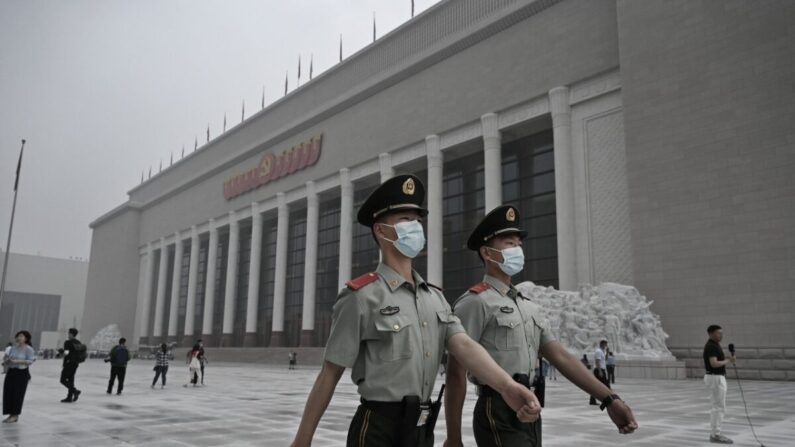 Policías chinos caminan frente al recién construido Museo del Partido Comunista de China el 25 de junio de 2021 en Beijing, China. (Kevin Frayer/Getty Images)