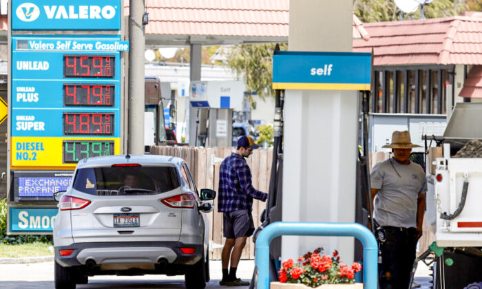 Un cliente se prepara para echar gasolina a su coche en una estación de Valero en Mill Valley, California, el 12 de julio de 2021. (Justin Sullivan/Getty Images)