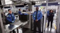 Orden de Biden de vacunar a empleados de TSA podría causar interrupciones en aeropuertos: Legisladores