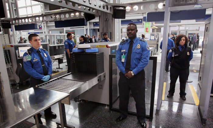 Los oficiales de la Administración de Seguridad del Transporte (TSA, por sus siglas en inglés) atienden un puesto de control en el Aeropuerto Internacional O'Hare, el 15 de marzo de 2010 en Chicago, Illinois. (Scott Olson/Getty Images)