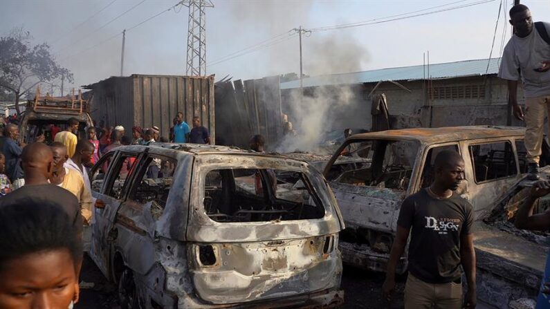 Al menos 98 personas fallecieron en Freetown, la capital de Sierra Leona, después de explotar la noche de este viernes un camión cisterna que transportaba combustible al colisionar con otro camión, confirmaron hoy a Efe los servicios de socorro. EFE/EPA/Mohamed Konneh