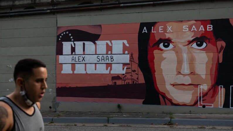 Fotografía de archivo de un hombre que camina frente a un mural con la imagen de Alex Saab, presunto testaferro de Nicolás Maduro. EFE/ Rayner Peña R.