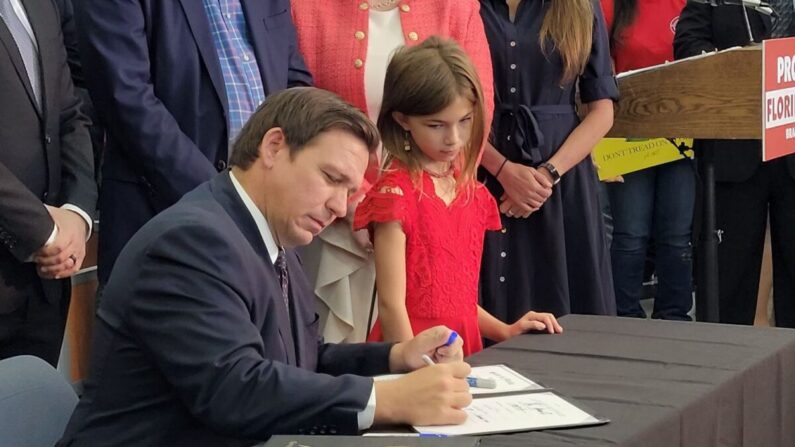 El gobernador Ron DeSantis firma proyectos de ley que contrarrestan los mandatos de vacunas y mascarillas en Brandon, Florida, el 18 de noviembre de 2021. (Jannis Falkenstern/The Epoch Times)