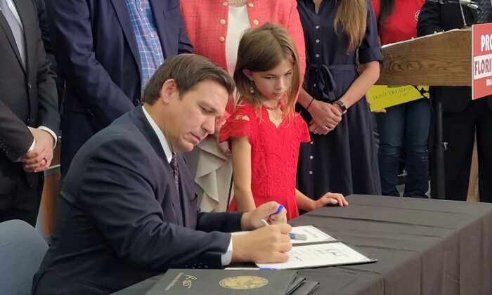 El gobernador de Florida, Ron DeSantis, firma los proyectos de ley contra las órdenes de vacunación y mascarillas en Brandon, Florida, el 18 de noviembre de 2021. (Jannis Falkenstern/The Epoch Times)