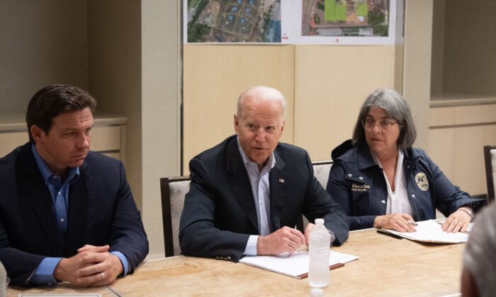 El presidente Joe Biden habla junto a la alcaldesa del condado de Miami-Dade, Daniella Levine Cava (Der.), y el gobernador de Florida, Ron DeSantis (Izq.), sobre el derrumbe del edificio de condominios Champlain Towers South, de 12 pisos, en Surfside, durante una reunión informativa en Miami Beach, Florida, el 1 de julio de 2021. (Saul Loeb/AFP vía Getty Images)