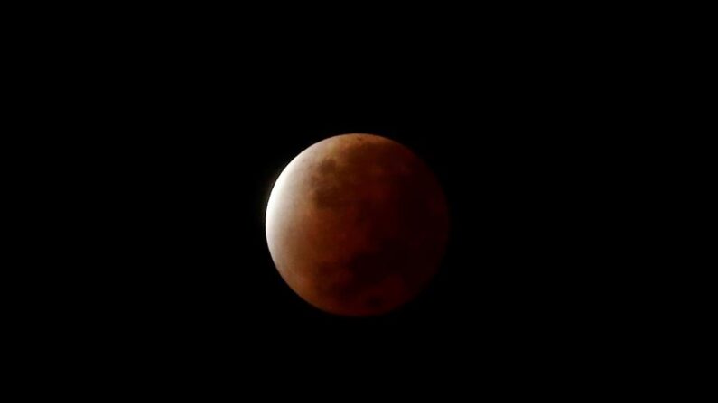 Eclipse parcial de Luna visto este viernes 19 de noviembre de 2021 desde San Salvador (El Salvador). Este tipo de eclipse ocurre cuando la Tierra se interpone entre la Luna y el Sol, generando una sombra parcial que oscurece a nuestro satélite natural. EFE/Rodrigo Sura