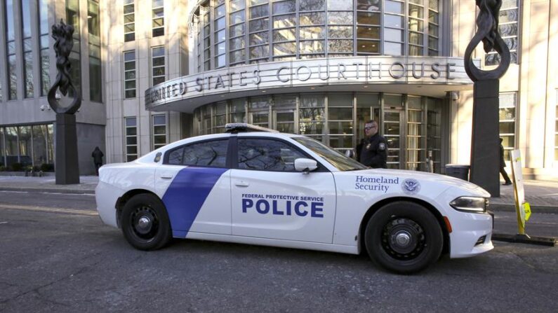 Fotografía de archivo de un coche de la Policía Federal frente al tribunal del Distrito Sur en Brooklyn, Nueva York (EE.UU.). EFE/ Kena Betancur