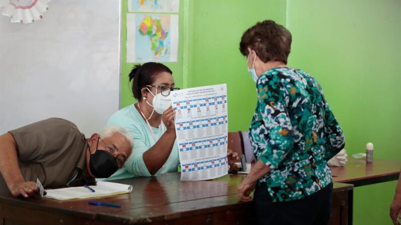 Una mujer vota en las elecciones presidenciales, en la Junta Receptora de Esquipula en Managua (Nicaragua). EFE/ Jorge Torres