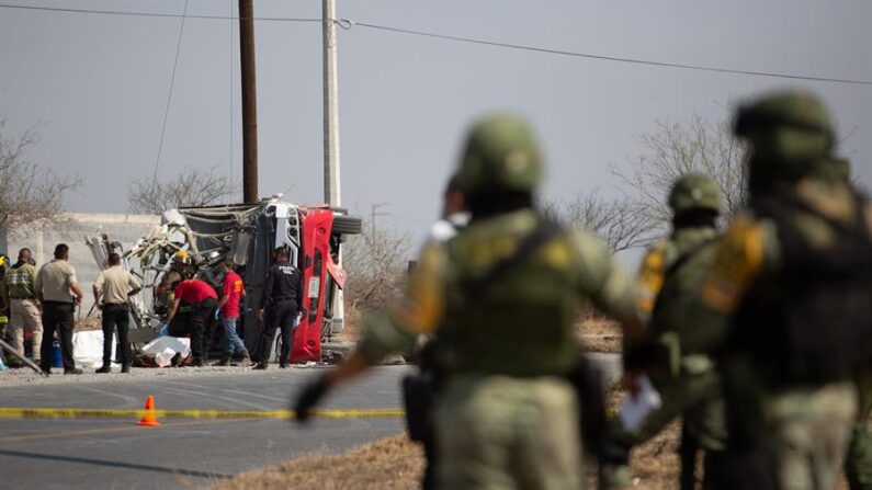 Fotografía de archivo donde se observa a miembros del ejército en la zona de un accidente vial. EFE/ Enrique Pérez Peláez