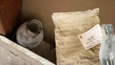 Hombre encuentra un mensaje en una botella de 1974 que halló en el interior de una pared de su casa