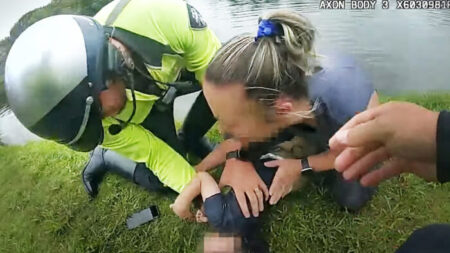 Mujer vio unos pies diminutos en un lago y saltó para salvar a un niño que se estaba ahogando