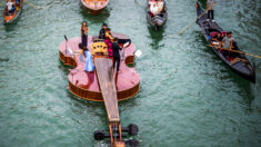 Escultor de Venecia construye un violín gigante para dar conciertos en el Gran Canal