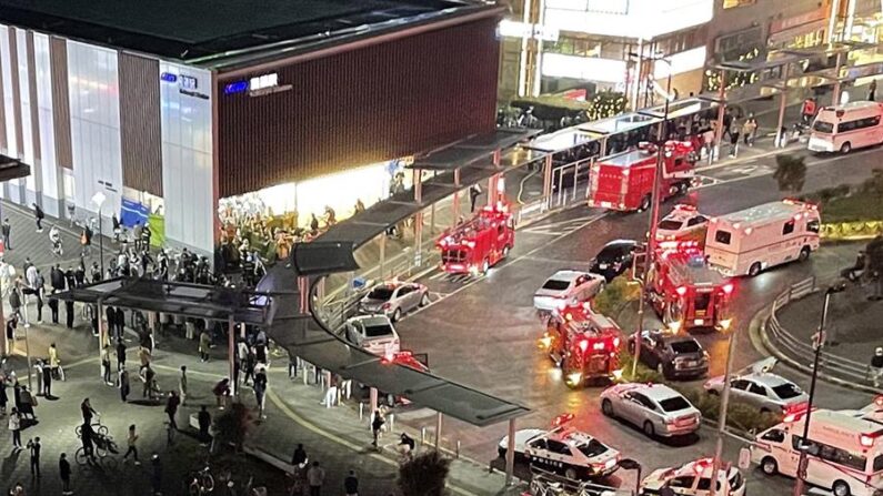 El hombre que hirió a 17 personas, una de gravedad, al acuchillar el domingo, 31 de octubre de 2021, a varias de ellas y prender fuego dentro de un tren en Tokio mientras iba disfrazado del Joker dijo a la policía que buscaba asesinar a alguien para ser sentenciado a pena de muerte. EFE/EPA/Jiji Press Japan