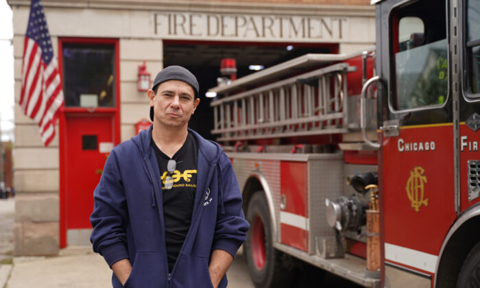 Scott Troogstad se encuentra frente a la Compañía de Motores 99 del Departamento de Bomberos de Chicago, en el lado suroeste de Chicago el 28 de octubre de 2021. (Cara Ding/The Epoch Times)