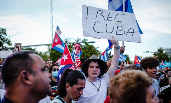 Un hombre sostiene un cartel que dice "Cuba libre" durante una manifestación por la libertad en apoyo a los cubanos que se manifiestan contra el régimen, cerca a La Torre de la Libertad, en Miami, Florida, el 17 de julio de 2021. (Eva Marie Utzcategui/AFP a través de Getty Images)