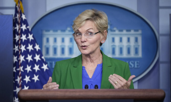 La secretaria de Energía, Jennifer Granholm, ofrece una sesión informativa a los periodistas en la Casa Blanca, en Washington, el 11 de mayo de 2021. (Drew Angerer/Getty Images)