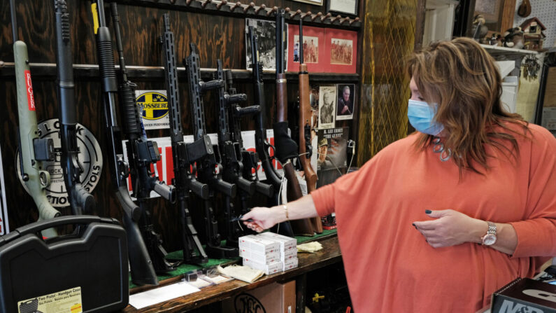 Lisa Caso vende armas en la tienda Gun-A-Rama de Caso en Jersey City, Nueva Jersey, el 25 de marzo de 2021. (Spencer Platt/Getty Images)