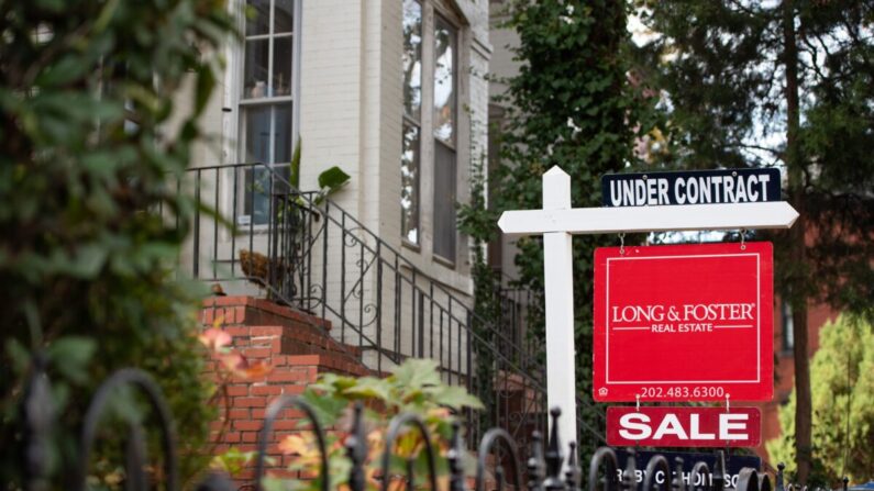 El cartel de una casa en venta muestra la casa como "Bajo Contrato" en Washington el 19 de noviembre de 2020. (Saul Loeb/AFP vía Getty Images)