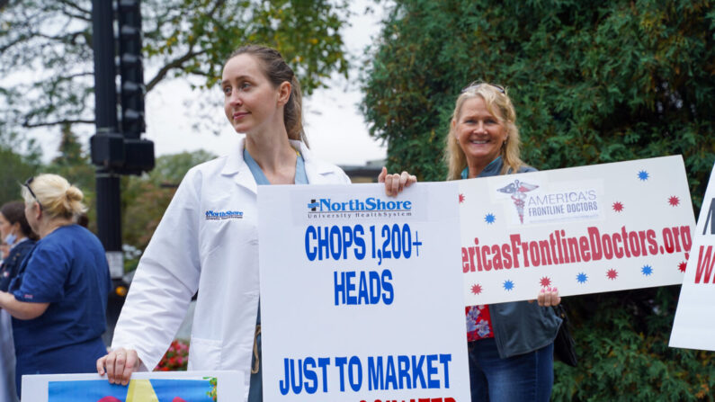 Lauren Gioia en una protesta contra el mandato de vacunas de NorthShore University HealthSystem frente al Hospital Evanston en Evanston, Illinois, el 12 de octubre de 2021. (Cara Ding/The Epoch Times)